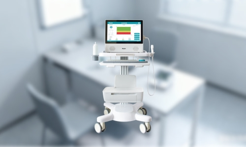 內(nèi)分泌科醫(yī)生使用骨密度儀檢測(cè)