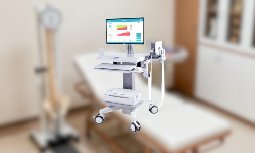 骨科醫(yī)生使用超聲骨密度儀進(jìn)行檢測